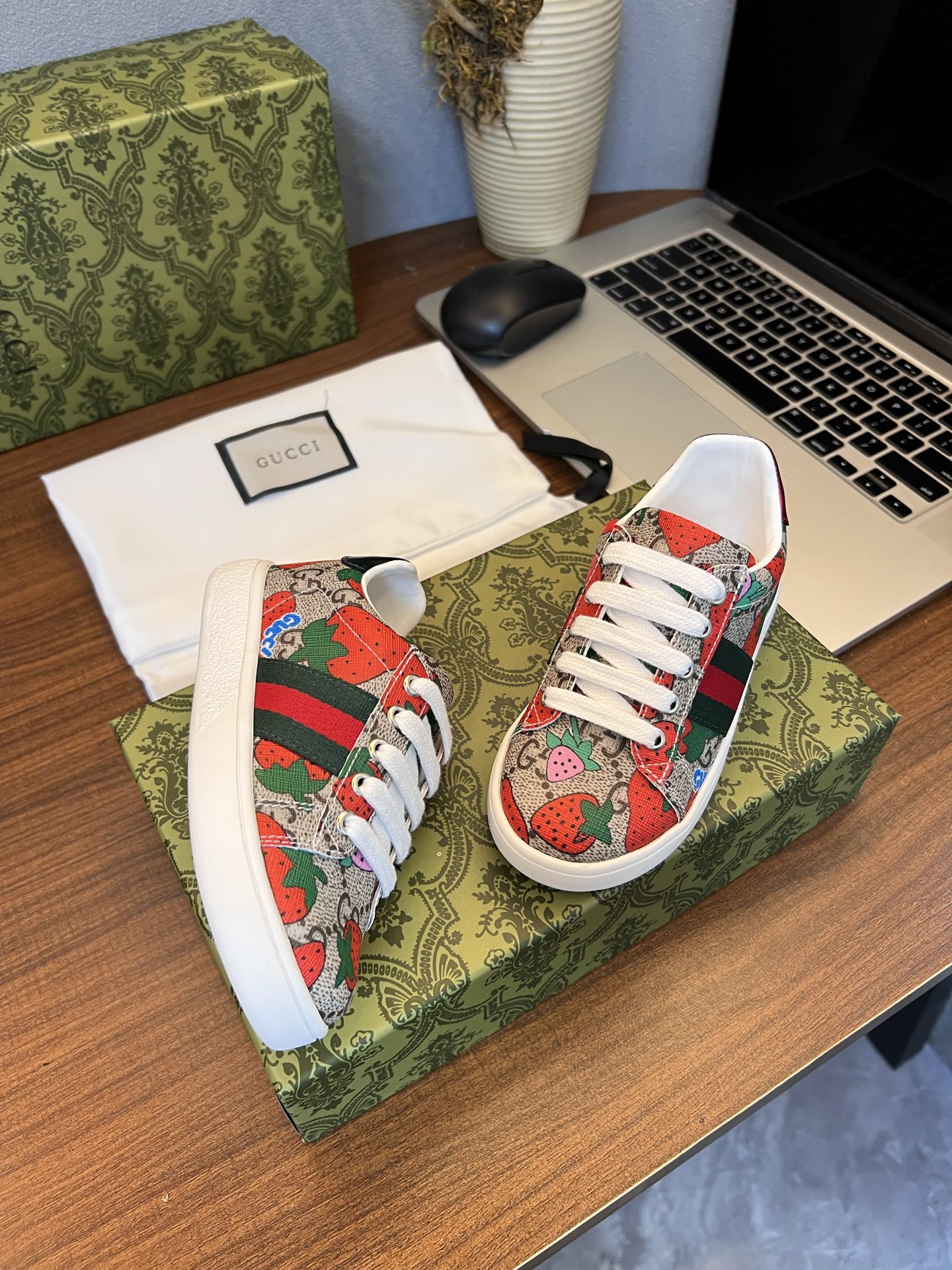 Children's shoes child